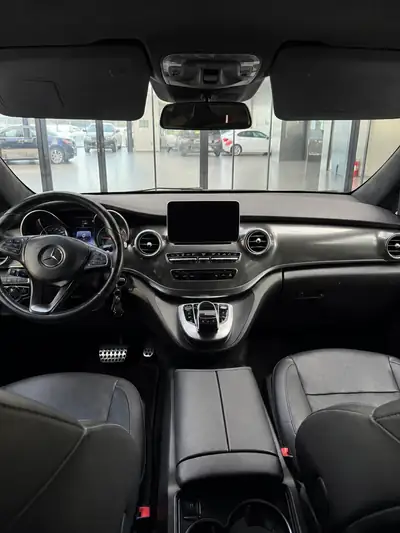Mercedes-Benz V 250 d BlueTec — Monospace familial premium 4WD, équipement AMG complet — intérieur