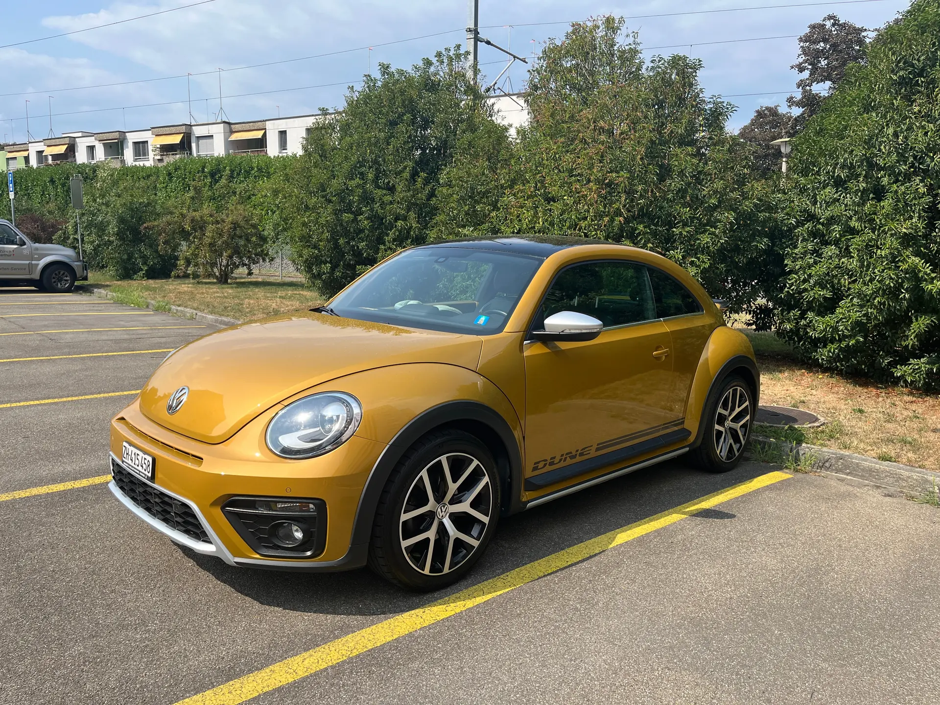 VW Beetle 1.4 TSI Dune — Classique iconique, moteur sportif et toit panoramique ouvrant — vista esterna