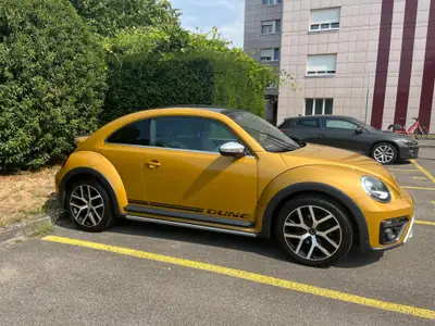 VW Beetle 1.4 TSI Dune — Classique iconique, moteur sportif et toit panoramique ouvrant — vista posteriore