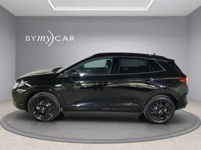 Opel Grandland 1.2i TP Blitz — SUV compact automatique, design noir élégant — Heckansicht
