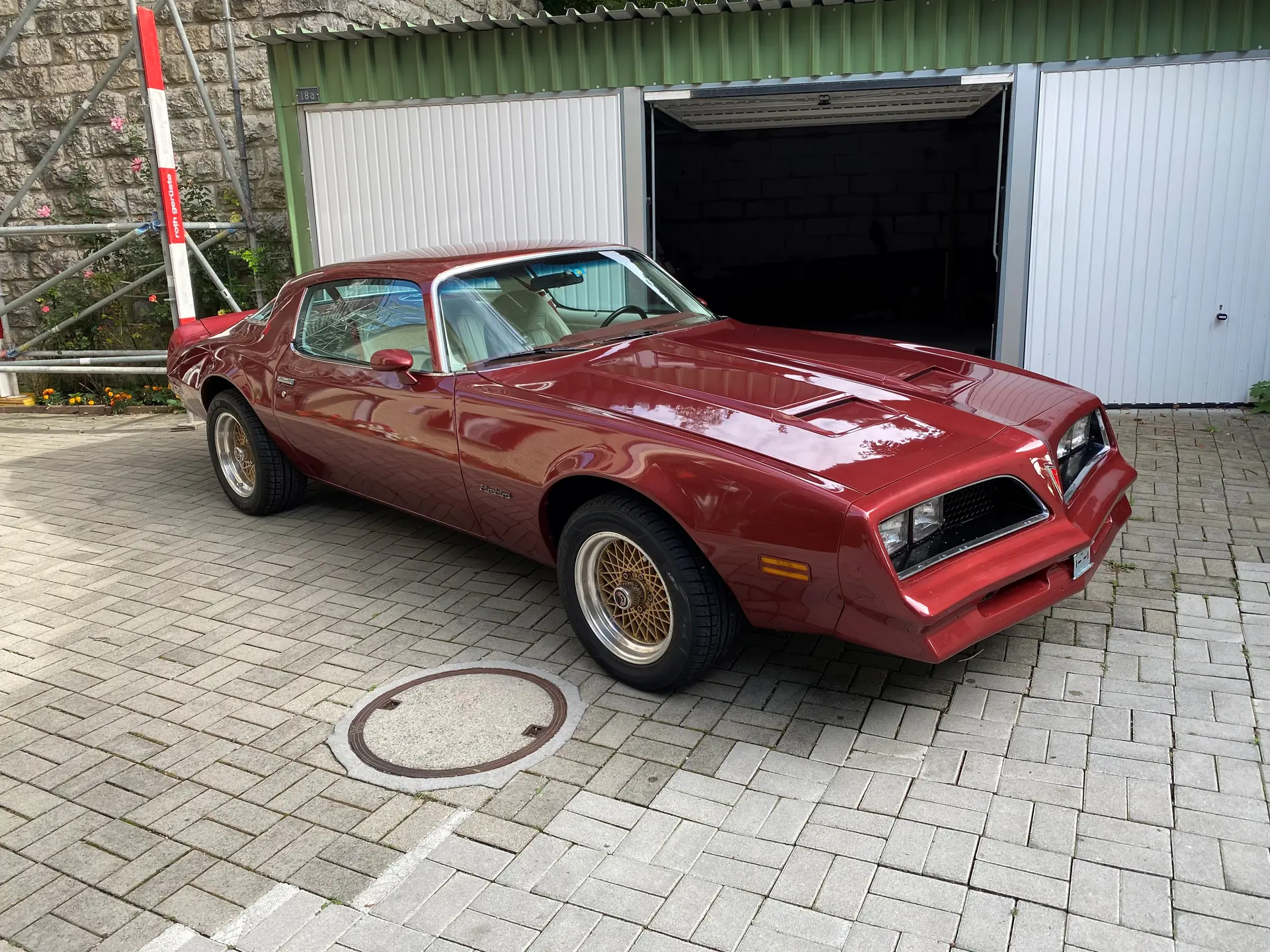 Pontiac Firebird 1977 — Muscle car mythique, 181 ch, teinte bordeaux rare — vue extérieure