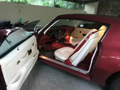 Pontiac Firebird 1977 — Muscle car mythique, 181 ch, teinte bordeaux rare — tableau de bord