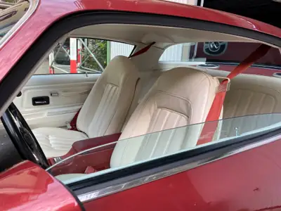 Pontiac Firebird 1977 — Muscle car mythique, 181 ch, teinte bordeaux rare — intérieur