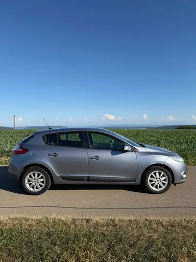 Renault Mégane 2.0 Dynamique CVT — 90'500 km seulement, entretien impeccable — fianco