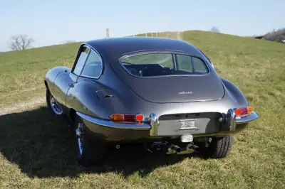 Jaguar E-Type 3.8L FHC — L'icône britannique des années 1960, exemplaire d'exception — vista posteriore