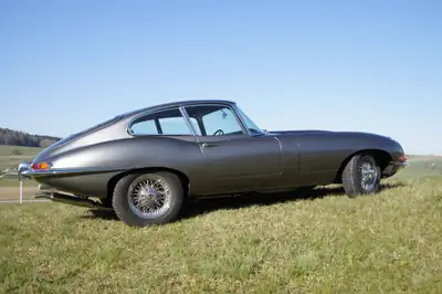 Jaguar E-Type 3.8L FHC — L'icône britannique des années 1960, exemplaire d'exception — vista esterna