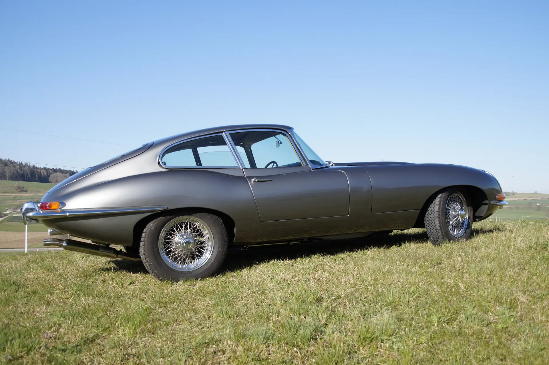 Jaguar E-Type 3.8L FHC — L'icône britannique des années 1960, exemplaire d'exception — vista esterna