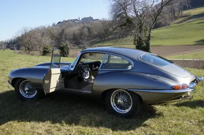 Jaguar E-Type 3.8L FHC — L'icône britannique des années 1960, exemplaire d'exception — fianco