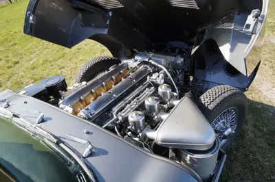 Jaguar E-Type 3.8L FHC — L'icône britannique des années 1960, exemplaire d'exception — Miniatura 7