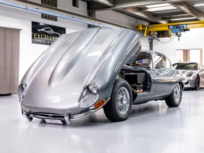 Jaguar E-Type 4.2 Coupé Série 1 — Légende britannique restaurée, seulement 33'600 km — Seitenansicht