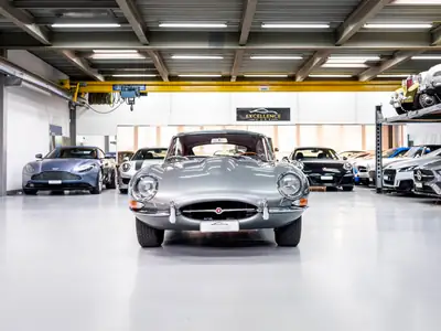 Jaguar E-Type 4.2 Coupé Série 1 — Légende britannique restaurée, seulement 33'600 km — Heckansicht