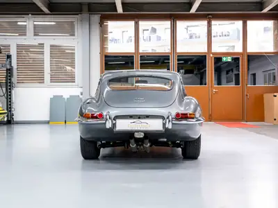 Jaguar E-Type 4.2 Coupé Série 1 — Légende britannique restaurée, seulement 33'600 km — Miniatur 9