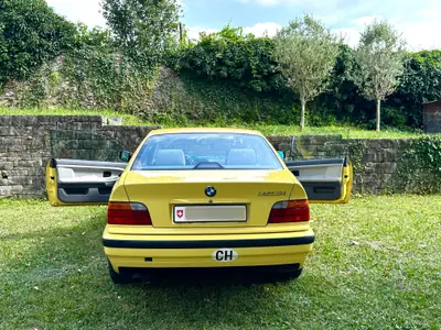 BMW 323i Coupé 1996 — Élégance rétro en jaune vif, moteur 2.5L dynamique — arrière