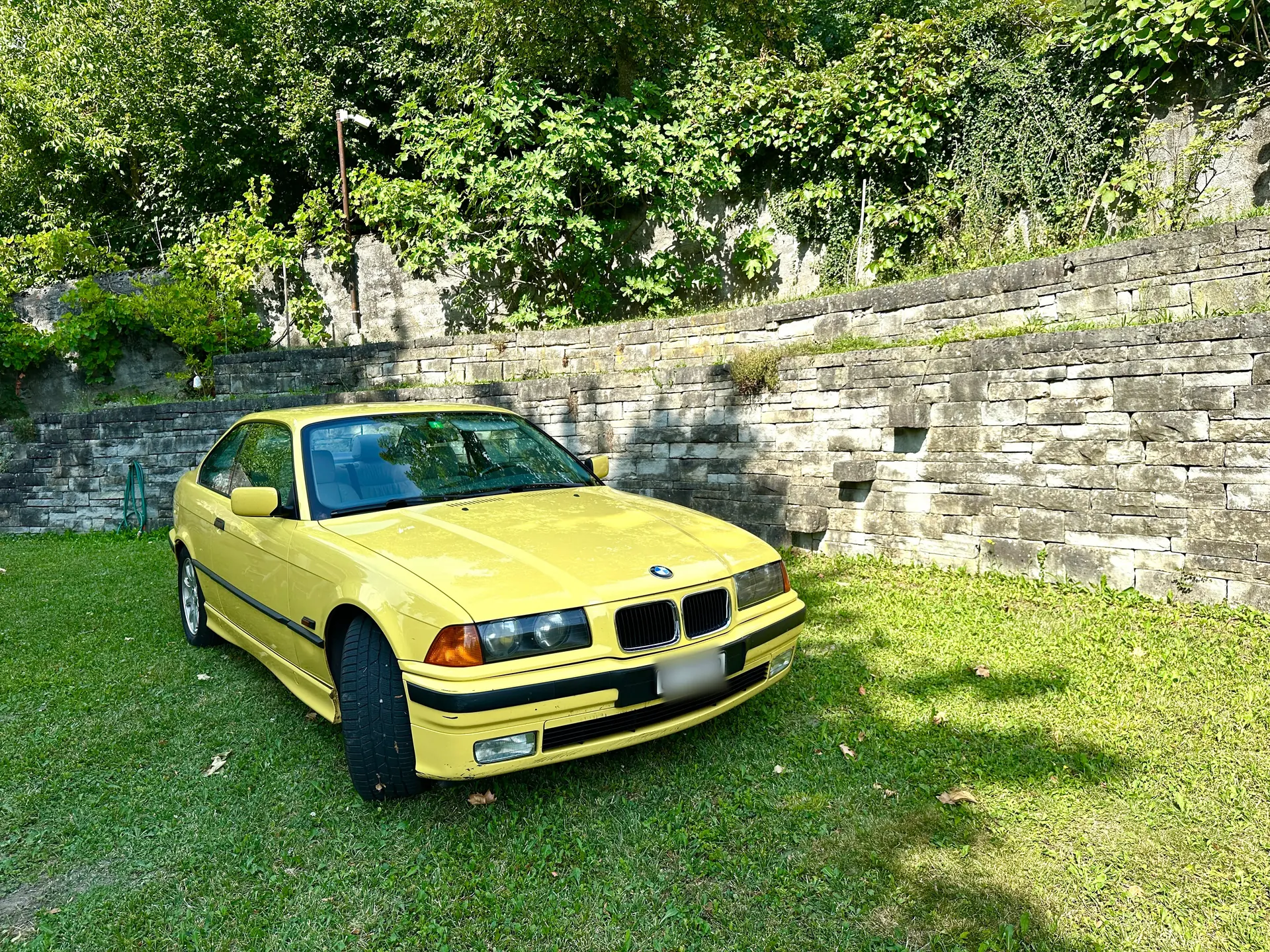 BMW 323i Coupé 1996 — Élégance rétro en jaune vif, moteur 2.5L dynamique — vue extérieure