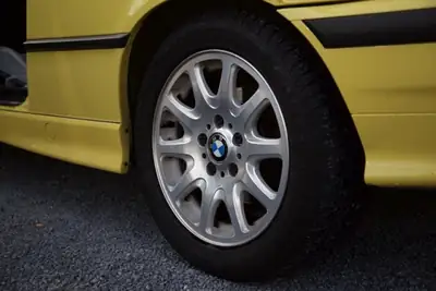 BMW 323i Coupé 1996 — Élégance rétro en jaune vif, moteur 2.5L dynamique — intérieur