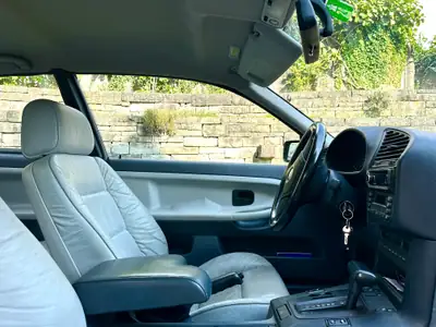 BMW 323i Coupé 1996 — Élégance rétro en jaune vif, moteur 2.5L dynamique — tableau de bord