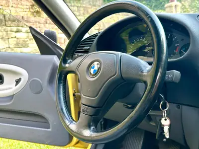 BMW 323i Coupé 1996 — Élégance rétro en jaune vif, moteur 2.5L dynamique — détail