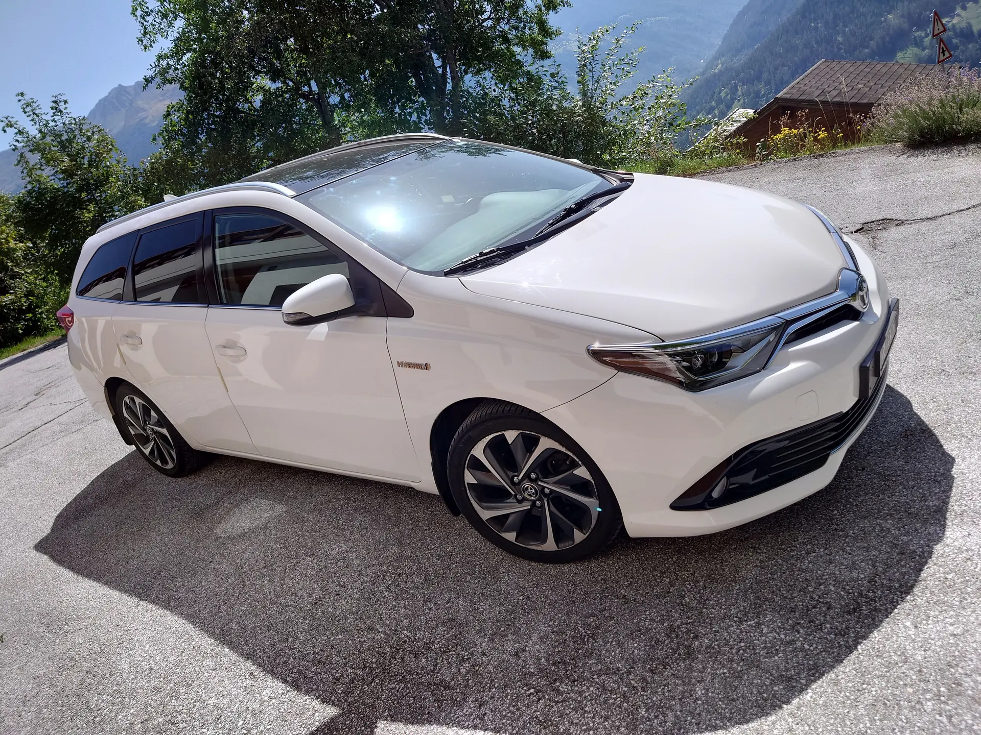 Toyota Auris Touring Sports 1.8 Hybrid — Monospace écologique et spacieux, 195 000 km — vue extérieure