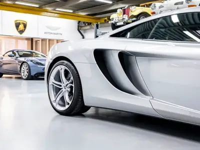 McLaren 12C MP4-12C Coupé — Supercar V8 626 ch, Historique complet, Rappels effectués — Miniatur 12