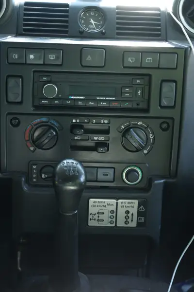 Land Rover Defender 2.2 TD4 SW — Expedition Ready avec Dachzelt intégré — arrière