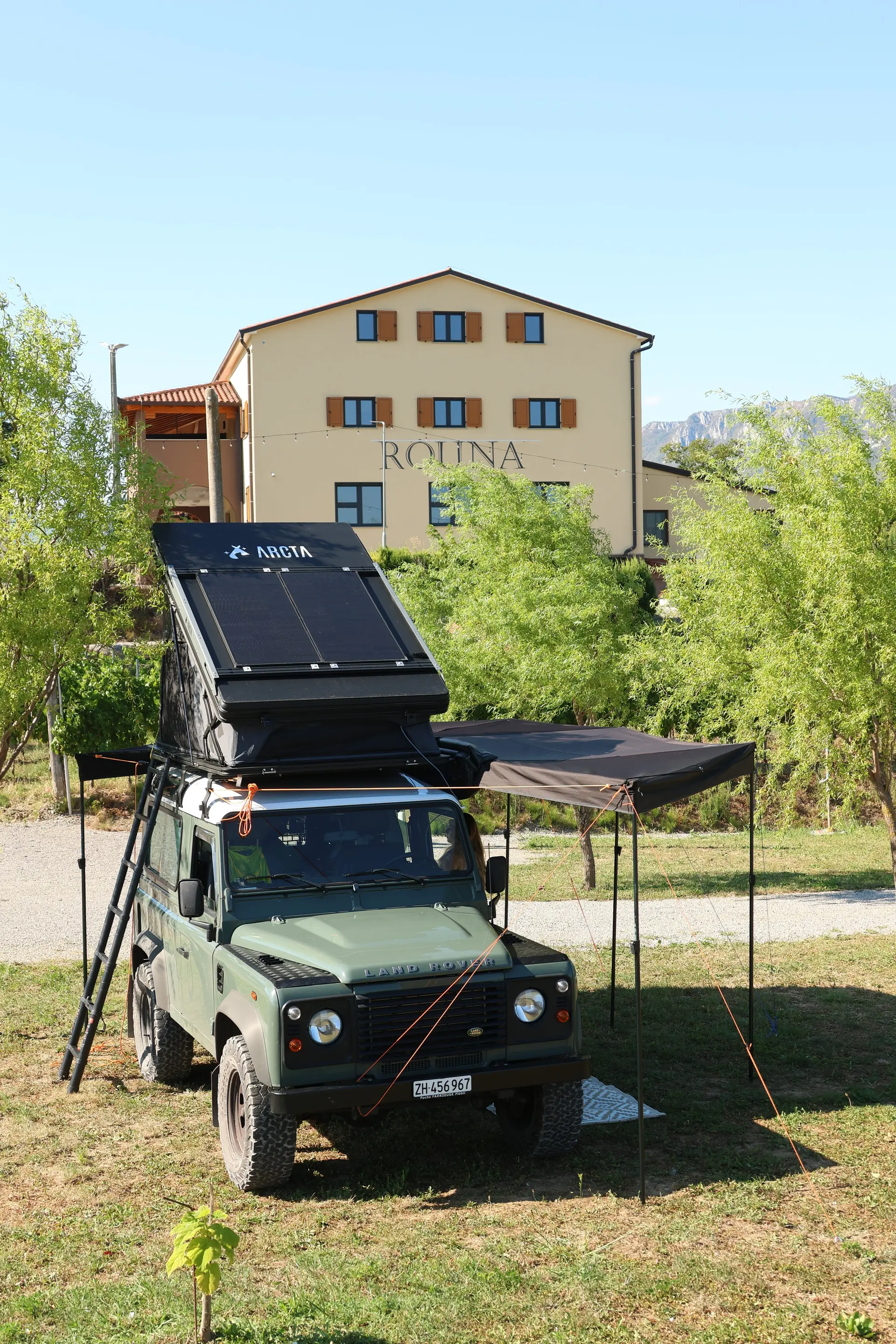 Land Rover Defender 2.2 TD4 SW — Expedition Ready avec Dachzelt intégré — vue extérieure