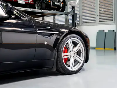 Aston Martin V8 Vantage 4.7 Sportshift — Coupé sportif britannique d'exception, 89 900 km — Miniature 11