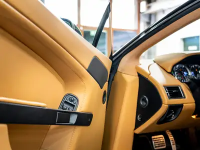 Aston Martin V8 Vantage 4.7 Sportshift — Coupé sportif britannique d'exception, 89 900 km — Miniature 19