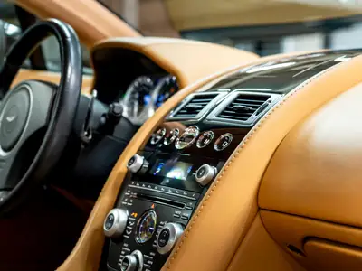 Aston Martin V8 Vantage 4.7 Sportshift — Coupé sportif britannique d'exception, 89 900 km — Miniature 22