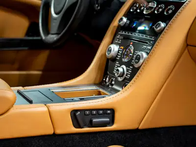 Aston Martin V8 Vantage 4.7 Sportshift — Coupé sportif britannique d'exception, 89 900 km — Miniature 23