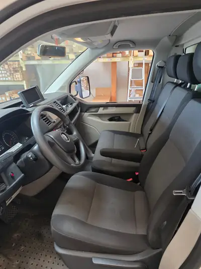 VW T6 TDI 2.0 DSG — Fourgon utilitaire robuste avec nacelle élévatrice intégrée — intérieur