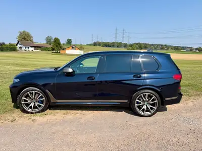BMW X7 M50d 400 PS — SUV premium 6-places avec First Class et technologie laser — vue extérieure