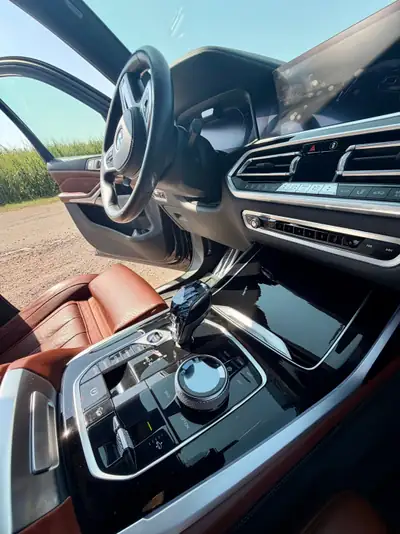 BMW X7 M50d 400 PS — SUV premium 6-places avec First Class et technologie laser — arrière