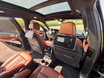 BMW X7 M50d 400 PS — SUV premium 6-places avec First Class et technologie laser — côté