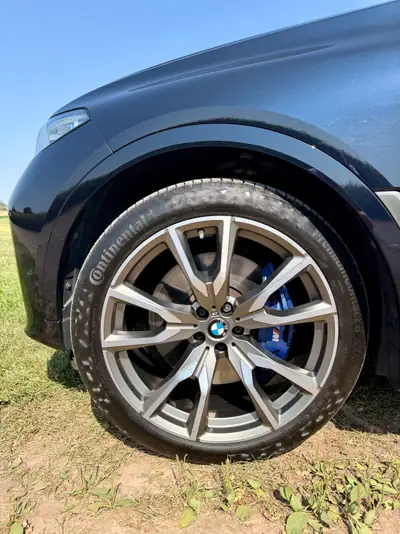 BMW X7 M50d 400 PS — SUV premium 6-places avec First Class et technologie laser — tableau de bord