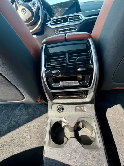 BMW X7 M50d 400 PS — SUV premium 6-places avec First Class et technologie laser — Miniature 8