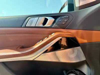 BMW X7 M50d 400 PS — SUV premium 6-places avec First Class et technologie laser — Miniature 9