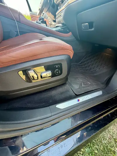 BMW X7 M50d 400 PS — SUV premium 6-places avec First Class et technologie laser — Miniature 11
