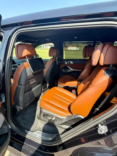 BMW X7 M50d 400 PS — SUV premium 6-places avec First Class et technologie laser — Miniature 15