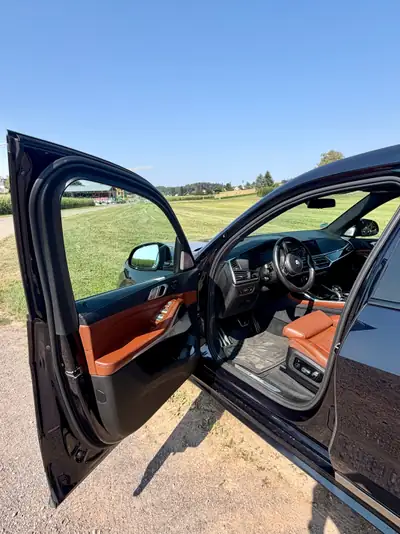 BMW X7 M50d 400 PS — SUV premium 6-places avec First Class et technologie laser — Miniature 14