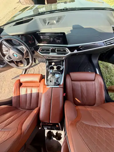 BMW X7 M50d 400 PS — SUV premium 6-places avec First Class et technologie laser — Miniature 16