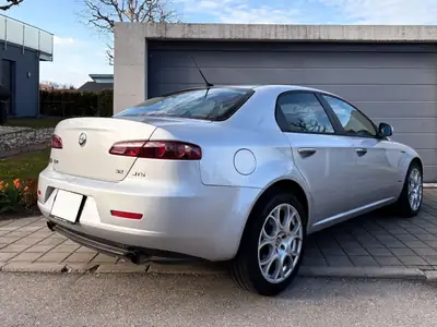 Alfa Romeo 159 3.2 JTS V6 Q4 — Berline sportive italienne, 260 ch, boîte manuelle — côté
