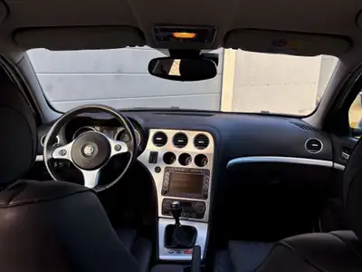 Alfa Romeo 159 3.2 JTS V6 Q4 — Berline sportive italienne, 260 ch, boîte manuelle — tableau de bord