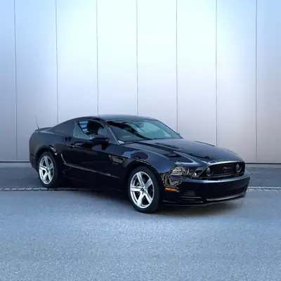 Ford Mustang 5.0 — Muscle car légendaire, boîte manuelle, 420 ch — vue extérieure
