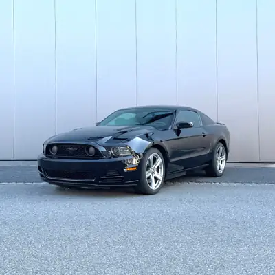 Ford Mustang 5.0 — Muscle car légendaire, boîte manuelle, 420 ch — côté