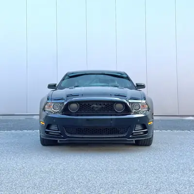 Ford Mustang 5.0 — Muscle car légendaire, boîte manuelle, 420 ch — tableau de bord