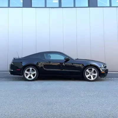 Ford Mustang 5.0 — Muscle car légendaire, boîte manuelle, 420 ch — intérieur