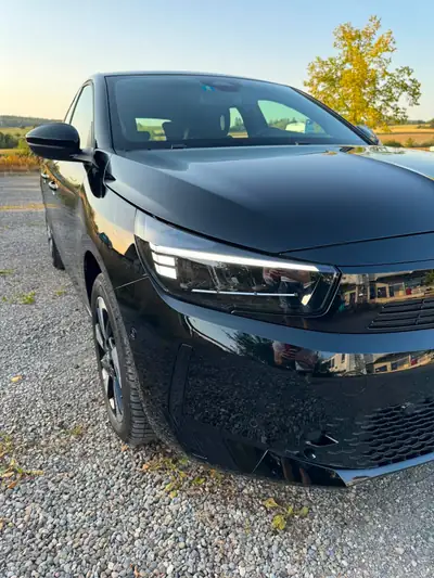 Opel Corsa-e 156 GS 51 kWh — Citadine électrique performante, 10 000 km seulement — vista esterna