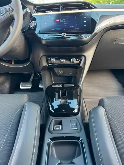 Opel Corsa-e 156 GS 51 kWh — Citadine électrique performante, 10 000 km seulement — dettaglio
