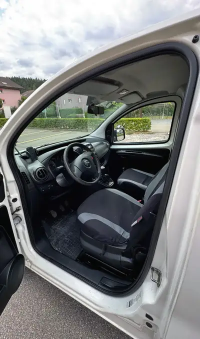 Citroën Nemo 1.3 HDi 75 — Utilitaire compact diesel, attelage fixe, révision faite — Innenraum