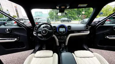MINI Countryman Cooper ALL4 Steptronic — SUV compact polyvalent, traction intégrale et 112 000 km — Miniature 9